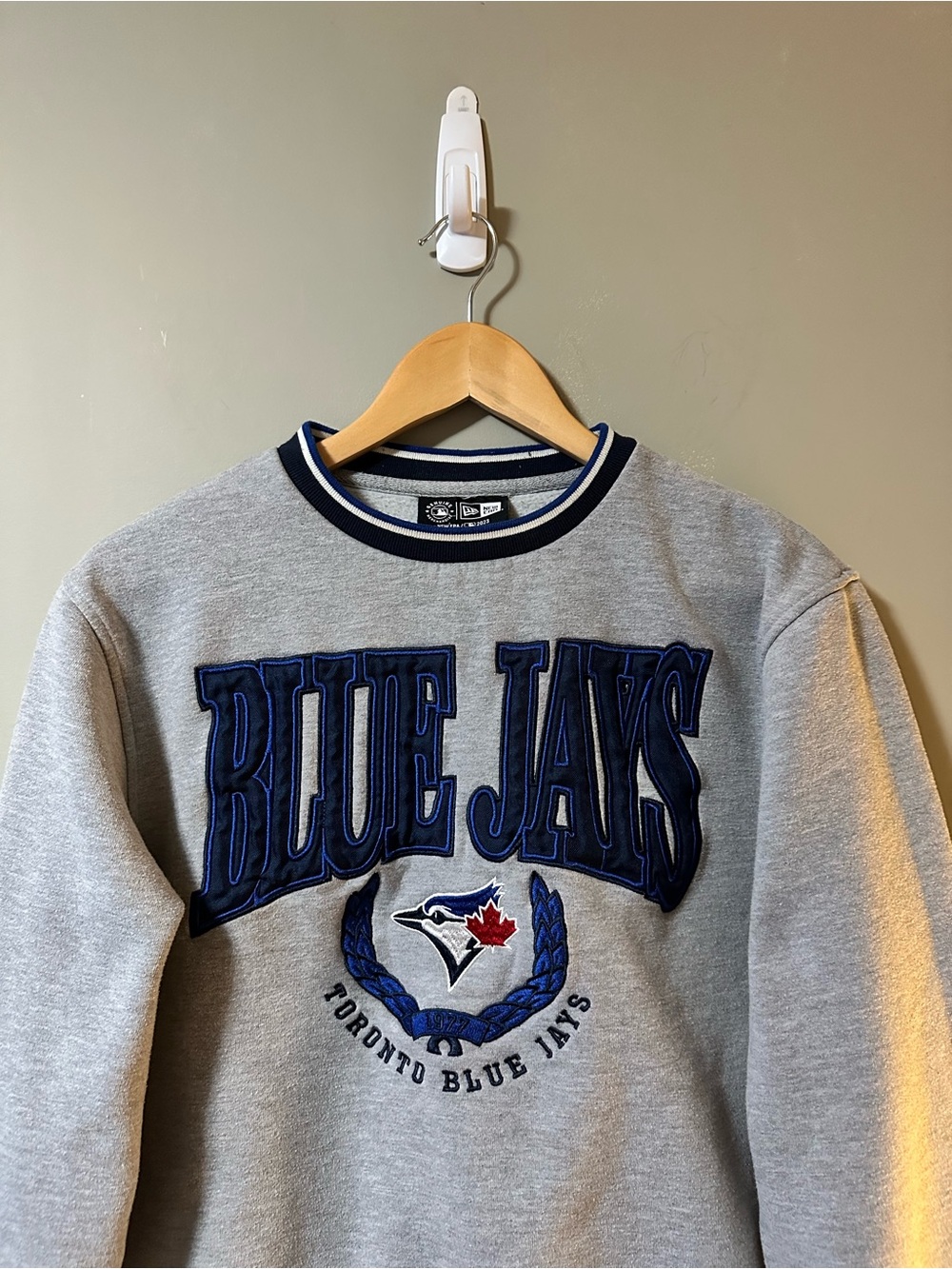 New Era Gray and Navy Toronto Blue Jays Crewneck Sweatshirt - Picture 2 of 6